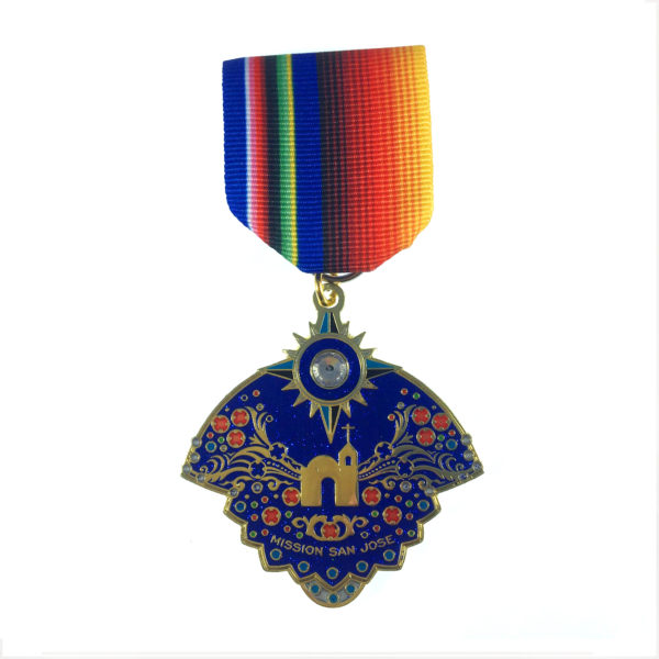 A medal with the image of a castle on it.