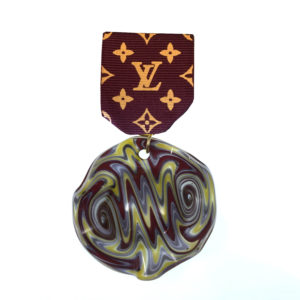 A medal with the letters om on it