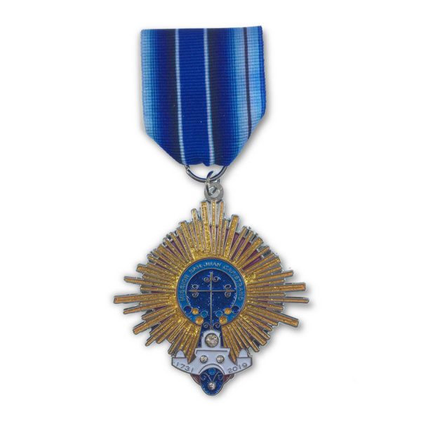 A medal with a cross on it